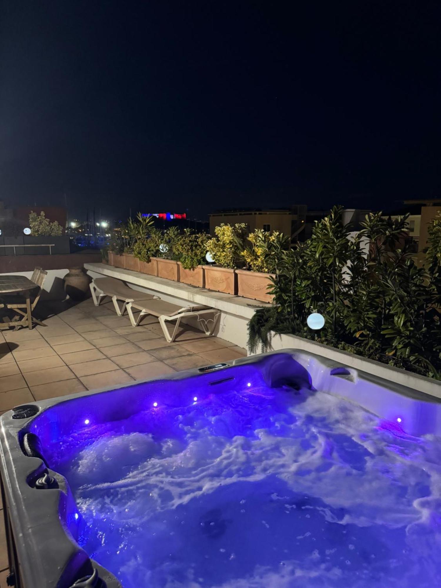 Appartement Penthouse - Jacuzzi - Terrace - Parking - 2 Pools